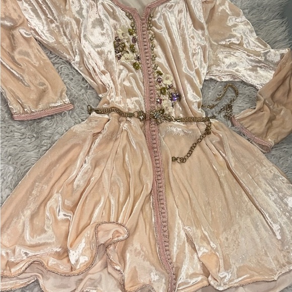 Elegant Velvet Dress with Gold Chain - Picture 5 of 9